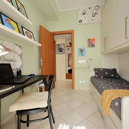 Relax Rome With 2 Balconies - 2 Bedroom Flat, 3Rd Floor With Lift, High Comfort, Quite, A Walk From Urban Train Station Gemelli And Metro A Stops Battistini & Cornelia Connecting To Center In 20 Minutes, 2 Steps From Bus Stop, Cycle Path, Groceries Luaran gambar