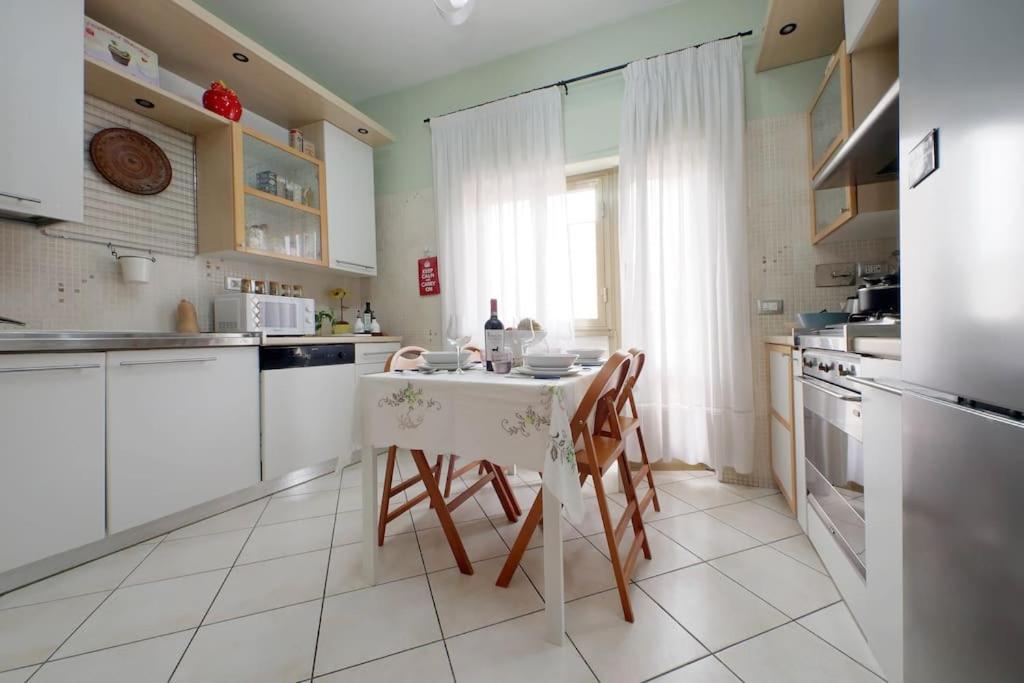 Relax Rome With 2 Balconies - 2 Bedroom Flat, 3Rd Floor With Lift, High Comfort, Quite, A Walk From Urban Train Station Gemelli And Metro A Stops Battistini & Cornelia Connecting To Center In 20 Minutes, 2 Steps From Bus Stop, Cycle Path, Groceries Luaran gambar