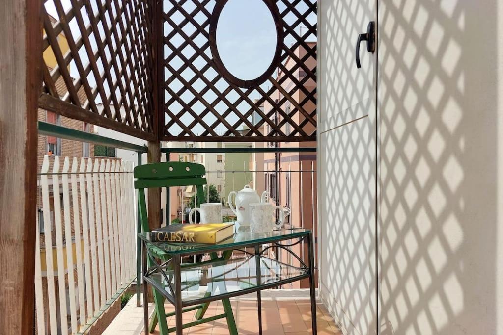 Relax Rome With 2 Balconies - 2 Bedroom Flat, 3Rd Floor With Lift, High Comfort, Quite, A Walk From Urban Train Station Gemelli And Metro A Stops Battistini & Cornelia Connecting To Center In 20 Minutes, 2 Steps From Bus Stop, Cycle Path, Groceries Luaran gambar