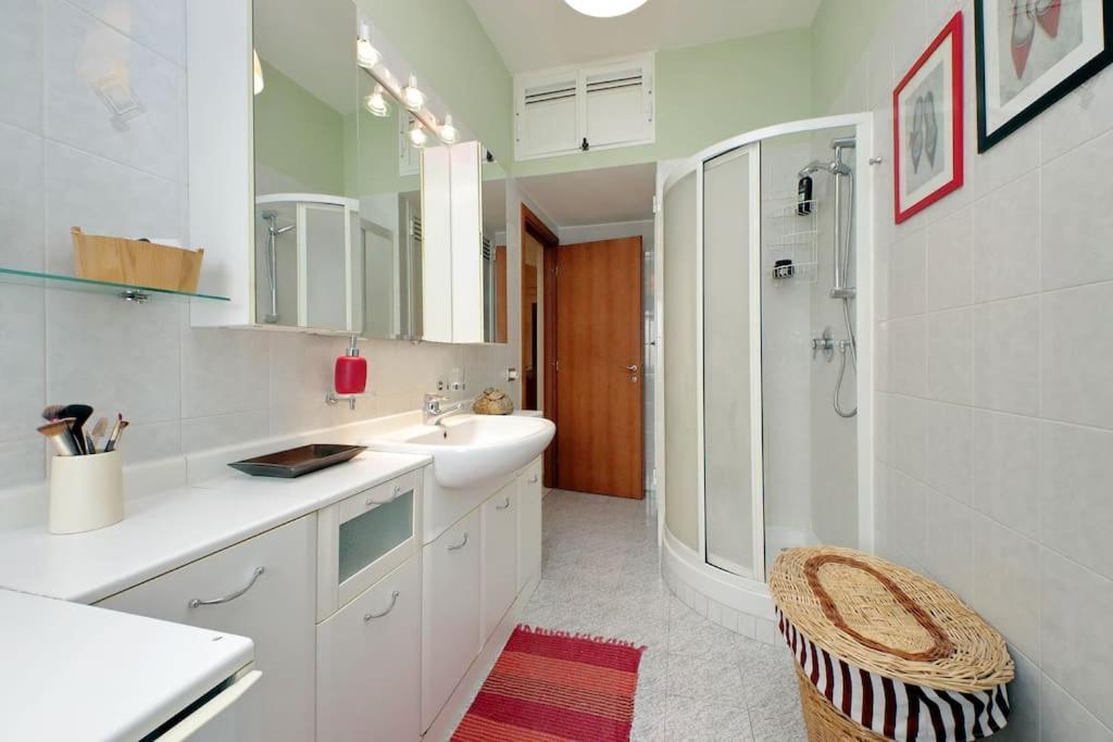 Relax Rome With 2 Balconies - 2 Bedroom Flat, 3Rd Floor With Lift, High Comfort, Quite, A Walk From Urban Train Station Gemelli And Metro A Stops Battistini & Cornelia Connecting To Center In 20 Minutes, 2 Steps From Bus Stop, Cycle Path, Groceries Luaran gambar
