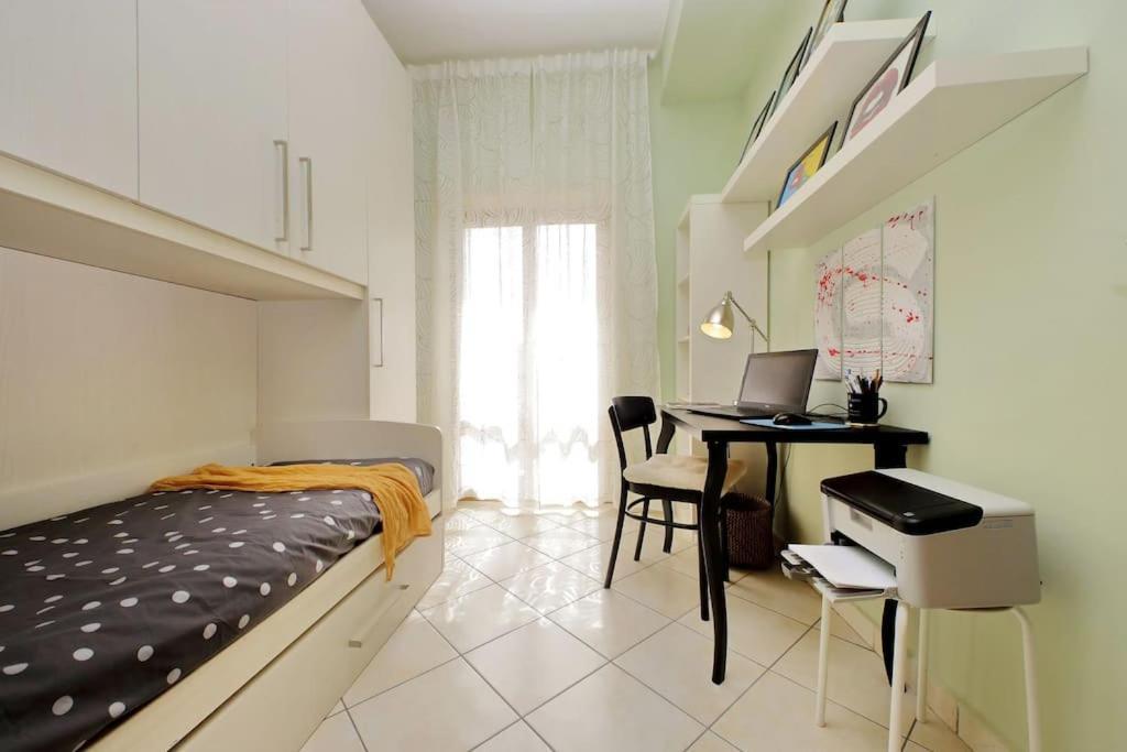 Relax Rome With 2 Balconies - 2 Bedroom Flat, 3Rd Floor With Lift, High Comfort, Quite, A Walk From Urban Train Station Gemelli And Metro A Stops Battistini & Cornelia Connecting To Center In 20 Minutes, 2 Steps From Bus Stop, Cycle Path, Groceries Luaran gambar