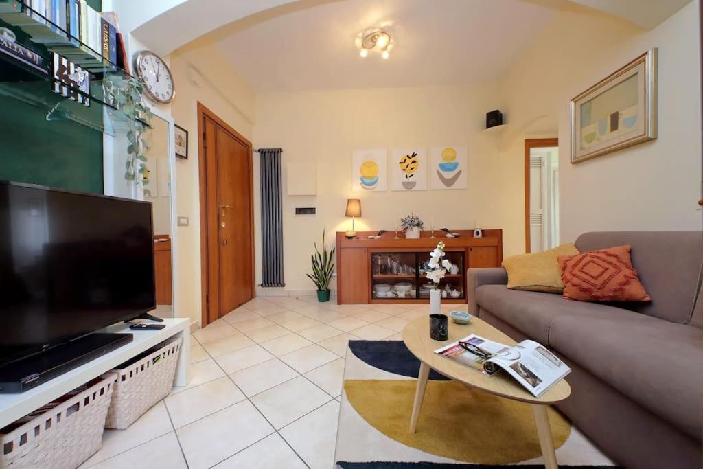 Relax Rome With 2 Balconies - 2 Bedroom Flat, 3Rd Floor With Lift, High Comfort, Quite, A Walk From Urban Train Station Gemelli And Metro A Stops Battistini & Cornelia Connecting To Center In 20 Minutes, 2 Steps From Bus Stop, Cycle Path, Groceries Luaran gambar