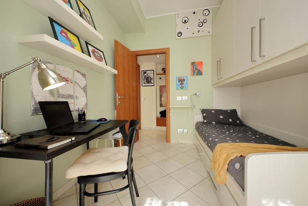 Relax Rome With 2 Balconies - 2 Bedroom Flat, 3Rd Floor With Lift, High Comfort, Quite, A Walk From Urban Train Station Gemelli And Metro A Stops Battistini & Cornelia Connecting To Center In 20 Minutes, 2 Steps From Bus Stop, Cycle Path, Groceries Luaran gambar