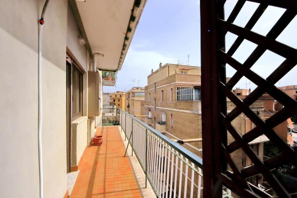 Relax Rome With 2 Balconies - 2 Bedroom Flat, 3Rd Floor With Lift, High Comfort, Quite, A Walk From Urban Train Station Gemelli And Metro A Stops Battistini & Cornelia Connecting To Center In 20 Minutes, 2 Steps From Bus Stop, Cycle Path, Groceries Luaran gambar