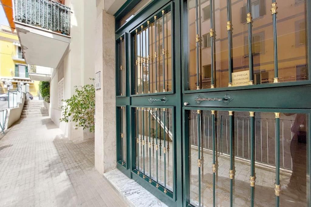 Relax Rome With 2 Balconies - 2 Bedroom Flat, 3Rd Floor With Lift, High Comfort, Quite, A Walk From Urban Train Station Gemelli And Metro A Stops Battistini & Cornelia Connecting To Center In 20 Minutes, 2 Steps From Bus Stop, Cycle Path, Groceries Luaran gambar