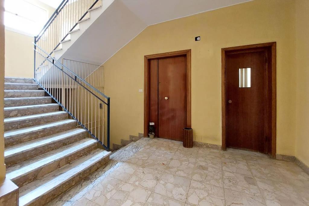 Relax Rome With 2 Balconies - 2 Bedroom Flat, 3Rd Floor With Lift, High Comfort, Quite, A Walk From Urban Train Station Gemelli And Metro A Stops Battistini & Cornelia Connecting To Center In 20 Minutes, 2 Steps From Bus Stop, Cycle Path, Groceries Luaran gambar